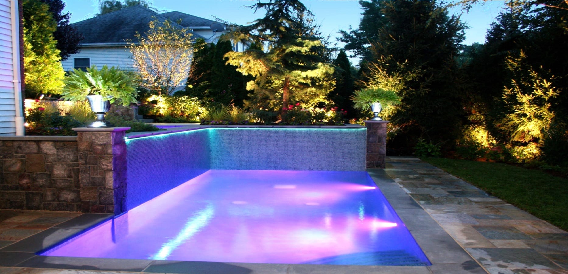 ÉCLAIRAGE Piscine – 56 idées et conseils pour la sublimer  Led pool  lighting, Swimming pool lights, Led lighting bedroom